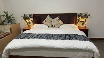 Cottage Luxury, piscina privata, vista giardino | Una scrivania, postazione laptop, tende oscuranti, ferro/asse da stiro