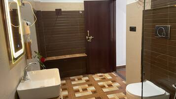 Luxe cottage, privézwembad, uitzicht op tuin | Badkamer | Een douche, gratis toiletartikelen, een haardroger, handdoeken