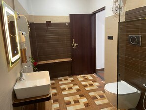 Luxe cottage, privézwembad, uitzicht op tuin | Badkamer | Een douche, gratis toiletartikelen, een haardroger, handdoeken