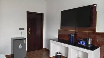 Luxury Cottage, Private Pool, Garden View | Living area