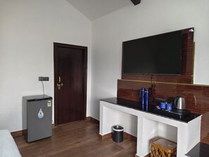 Luxury Cottage, Private Pool, Garden View | Living area