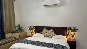 Luxe cottage, privézwembad, uitzicht op tuin | Een bureau, een laptopwerkplek, verduisterende gordijnen