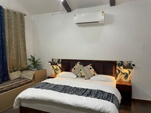 Luxe cottage, privézwembad, uitzicht op tuin | Een bureau, een laptopwerkplek, verduisterende gordijnen