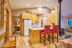 Interior - Salmon's Rest - Rural Riverfront Retreat (Leavenworth)