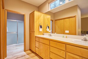 Shower, hair dryer, towels - Salmon's Rest - Rural Riverfront Retreat (Leavenworth)