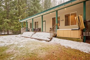 Exterior - Salmon's Rest - Rural Riverfront Retreat (Leavenworth)