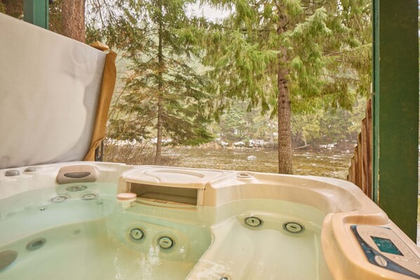 Outdoor spa tub - Salmon's Rest - Rural Riverfront Retreat (Leavenworth)