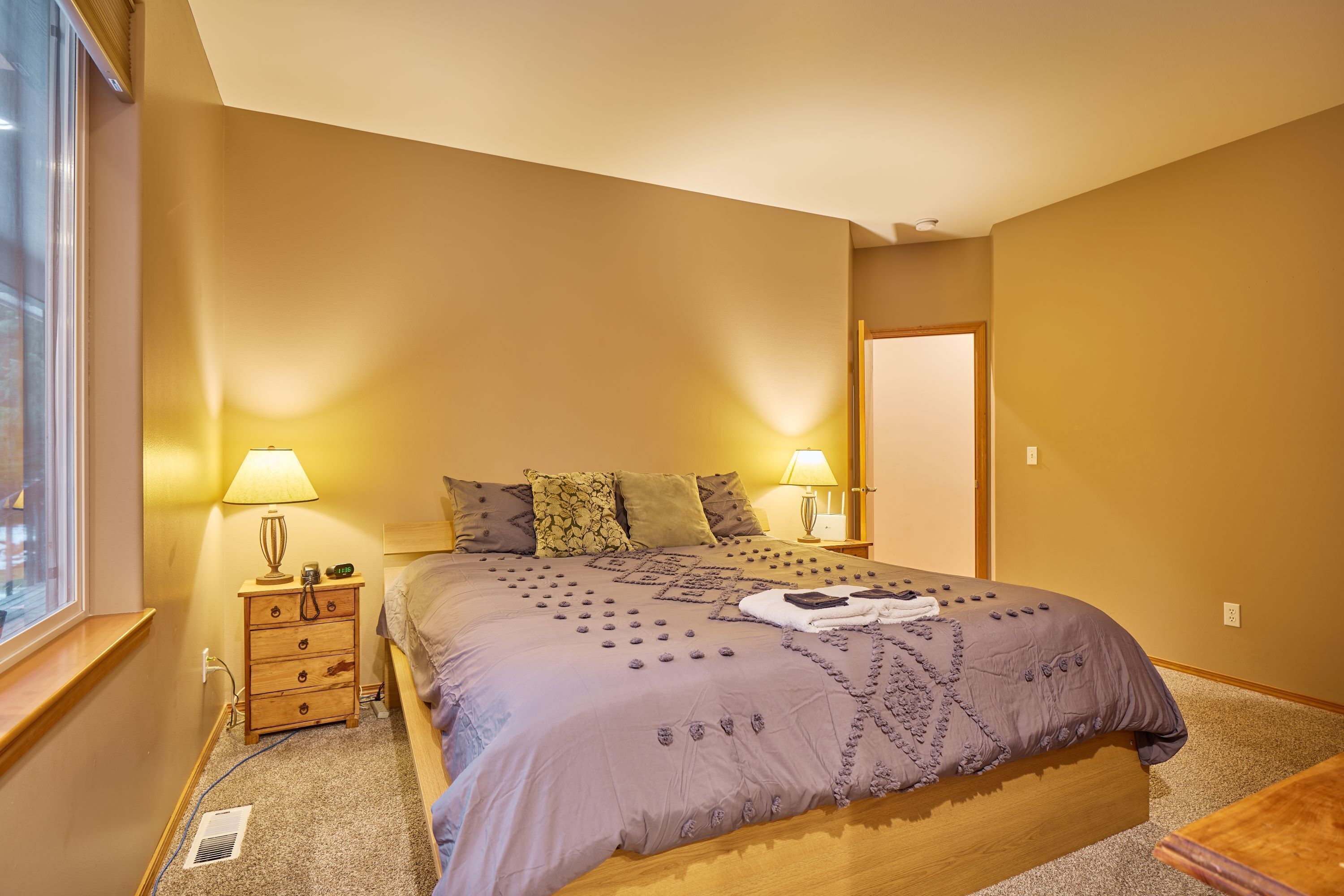 Een strijkplank/strijkijzer, gratis wifi, beddengoed