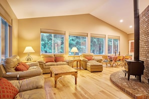 Smart TV, fireplace - Salmon's Rest - Rural Riverfront Retreat (Leavenworth)