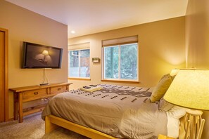 3 bedrooms, iron/ironing board, free WiFi, bed sheets - Salmon's Rest - Rural Riverfront Retreat (Leavenworth)