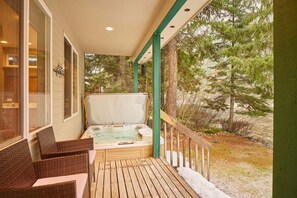 Terrace/patio - Salmon's Rest - Rural Riverfront Retreat (Leavenworth)