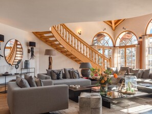 Una televisión, un futbolín, una mesa de tenis de mesa