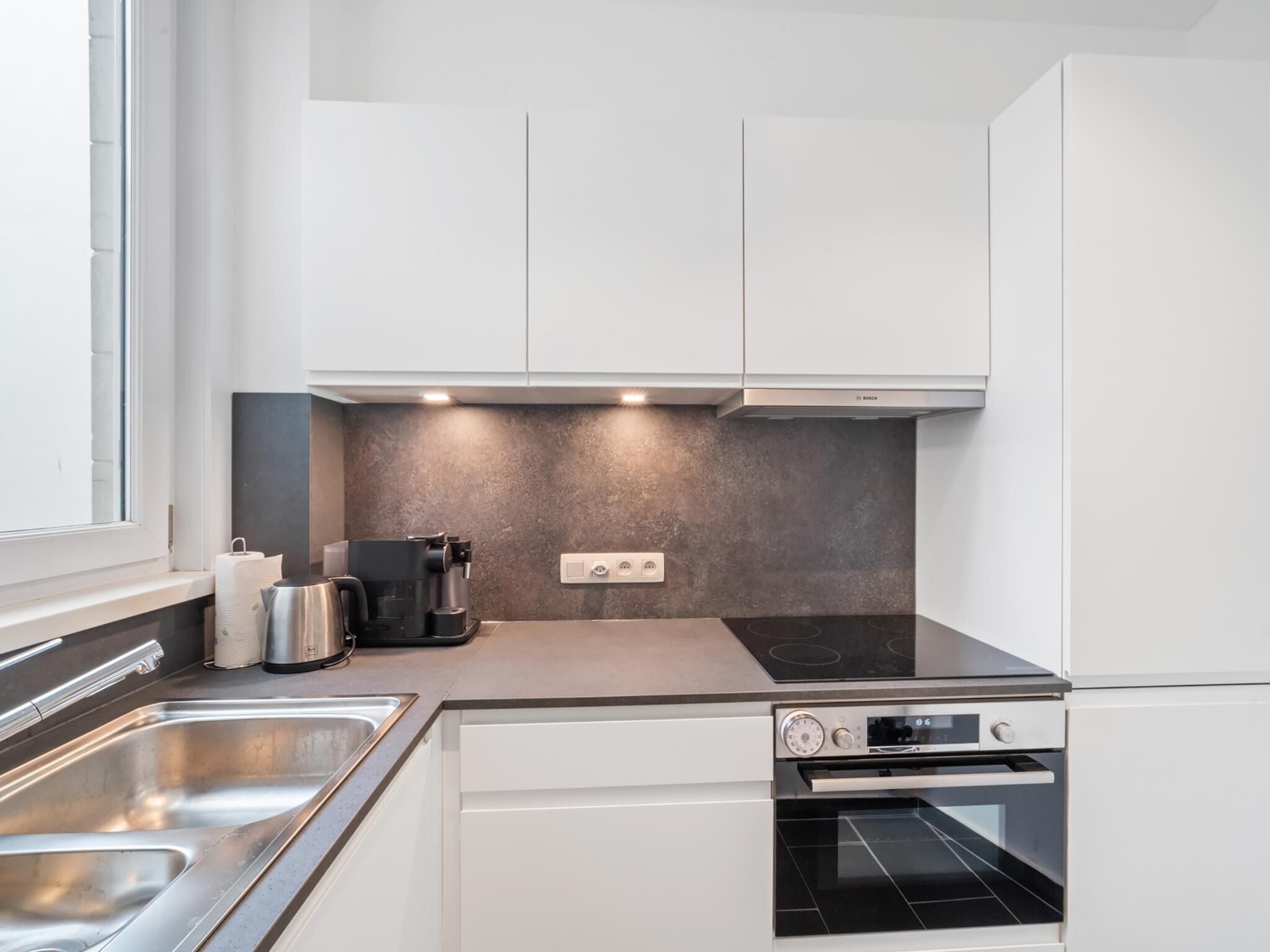 Een koelkast, een microgolfoven, een oven, een vaatwasser