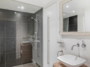 Shower, hair dryer - Luxury 4-bedroom apartment with large terrace (Blankenberge)