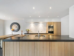 Fridge, microwave, oven, dishwasher - Luxury 4-bedroom apartment with large terrace (Blankenberge)