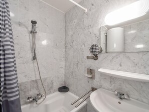 Ein modernes Badezimmer mit Dusche, Waschbecken und Toilette.