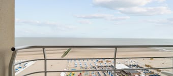 One-bedroom flat with sea views and parking
