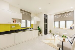 Apartment, Balcony, City View | Private kitchen | Microwave, stovetop, cookware/dishes/utensils