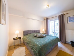 2 bedrooms, iron/ironing board, internet