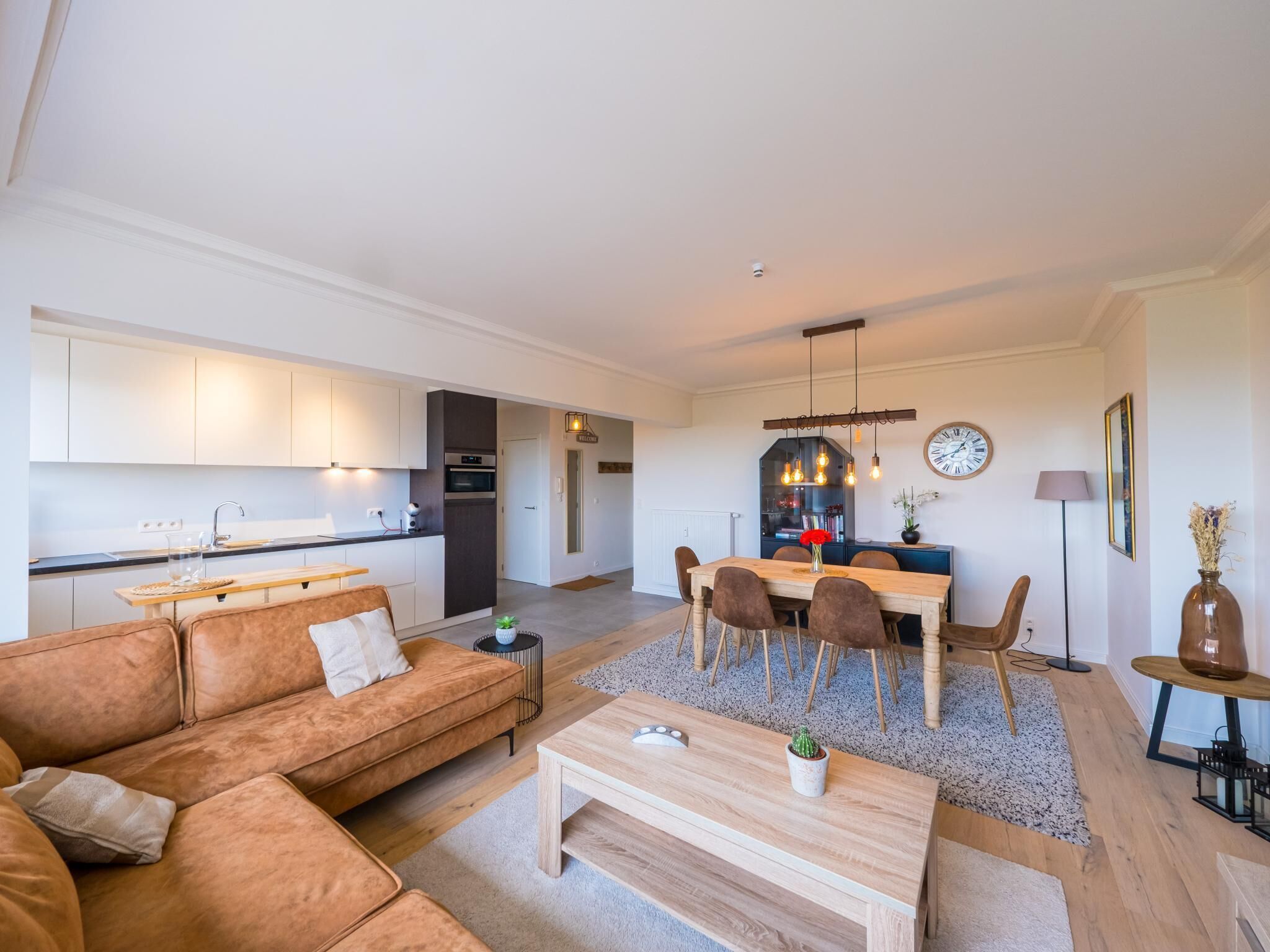 Ein modernes Wohnzimmer mit einer Couch, einem Couchtisch und einem Essbereich.