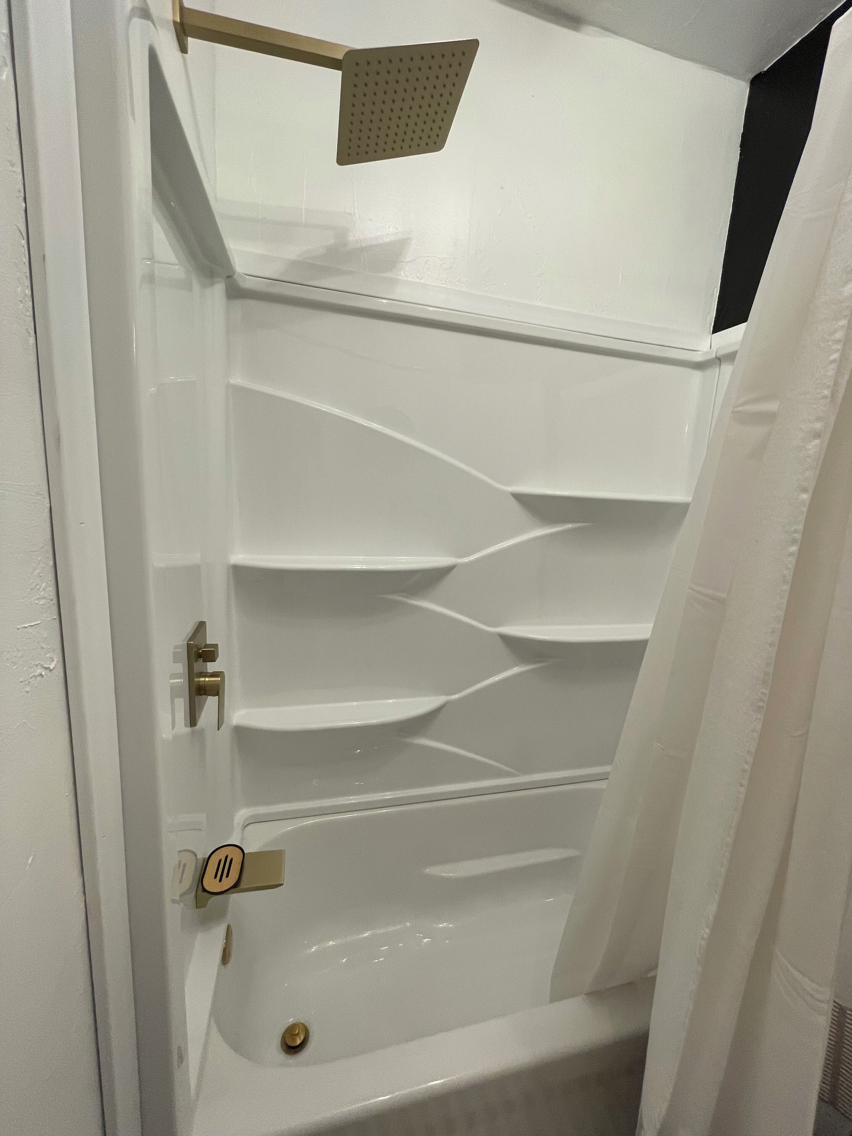 Séchoir à cheveux, serviettes fournies, savon, papier de toilette