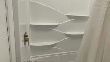 Séchoir à cheveux, serviettes fournies, savon, papier de toilette
