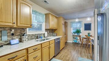 Fridge, microwave, dishwasher, coffee/tea maker