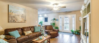 Route 66 Gem! Charming Litchfield Home w/ Yard