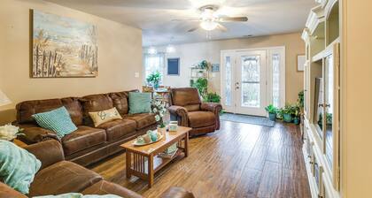 Route 66 Gem! Charming Litchfield Home w/ Yard