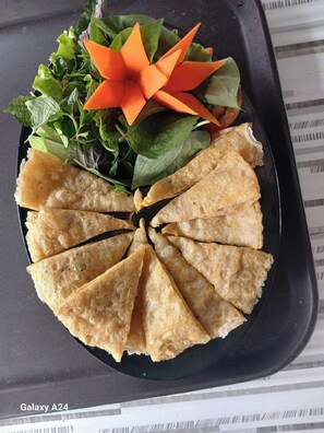 بوفيه فطور يوميًا بتكلفة قدرها (50000 VND للشخص)