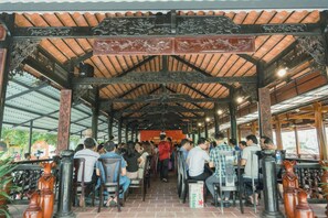 تناول الطعام بالخارج