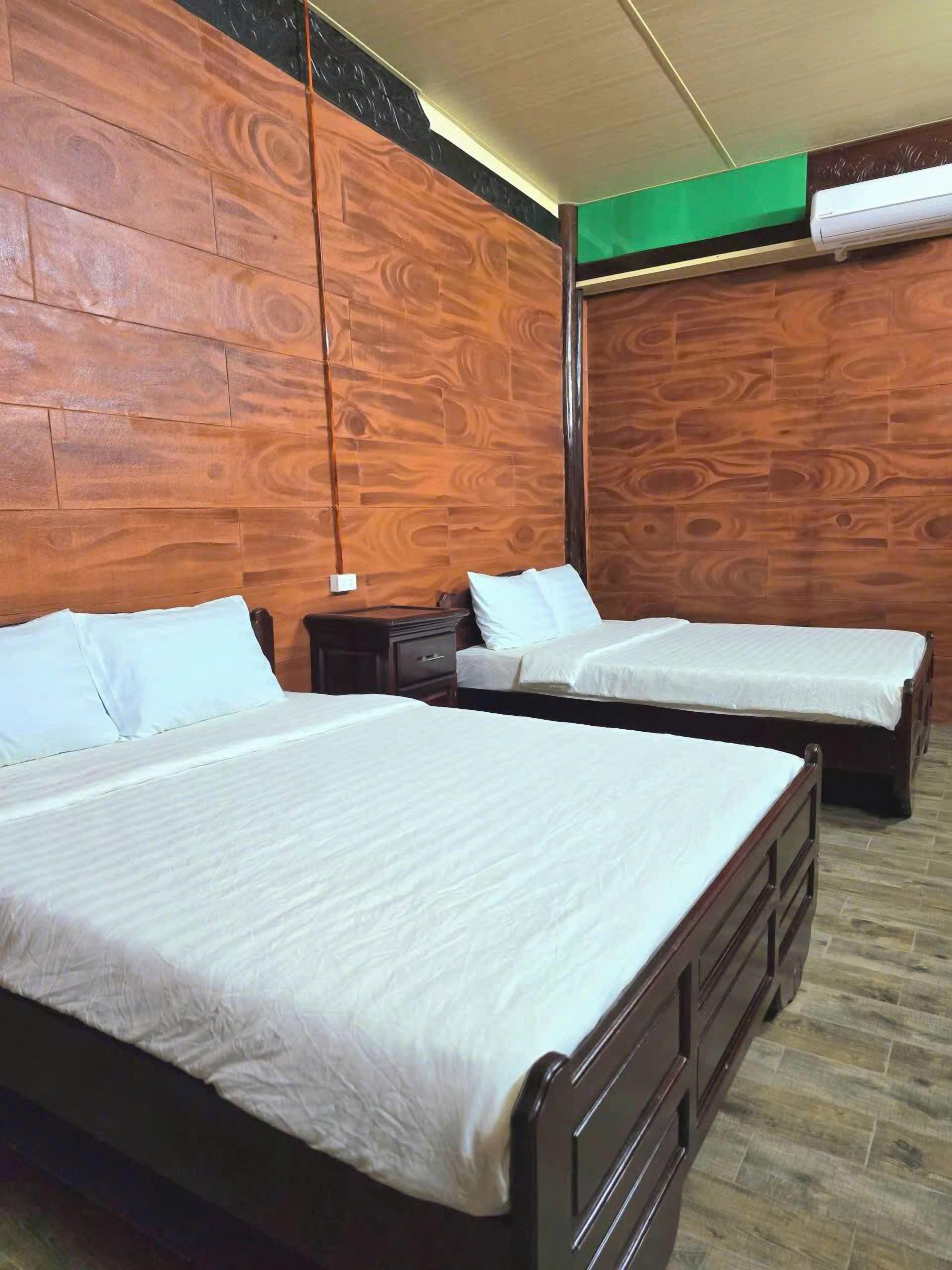 Basic Double Room, Courtyard View | Living area