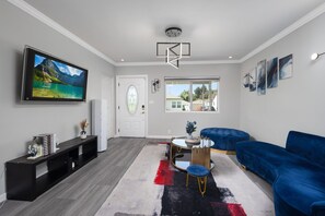 Smart TV - Pasadena Cottage Retreat Near Rosebowl, DTLA, Old Town Pasadena, PCC, Caltech (Pasadena)