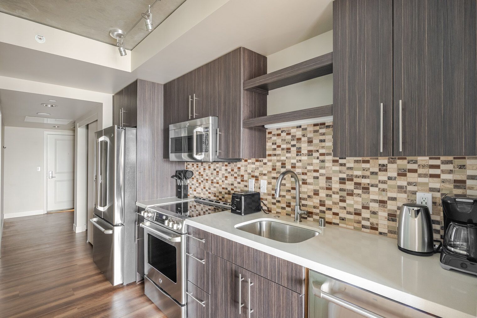 Een koelkast, een magnetron, een oven, een vaatwasser