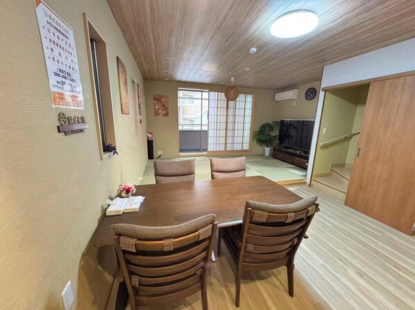 تناول الطعام داخل الغرفة