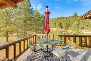 Outdoor dining - Luxe Angel Fire Cabin w/ Views: Hike & Fish! (Angel Fire)
