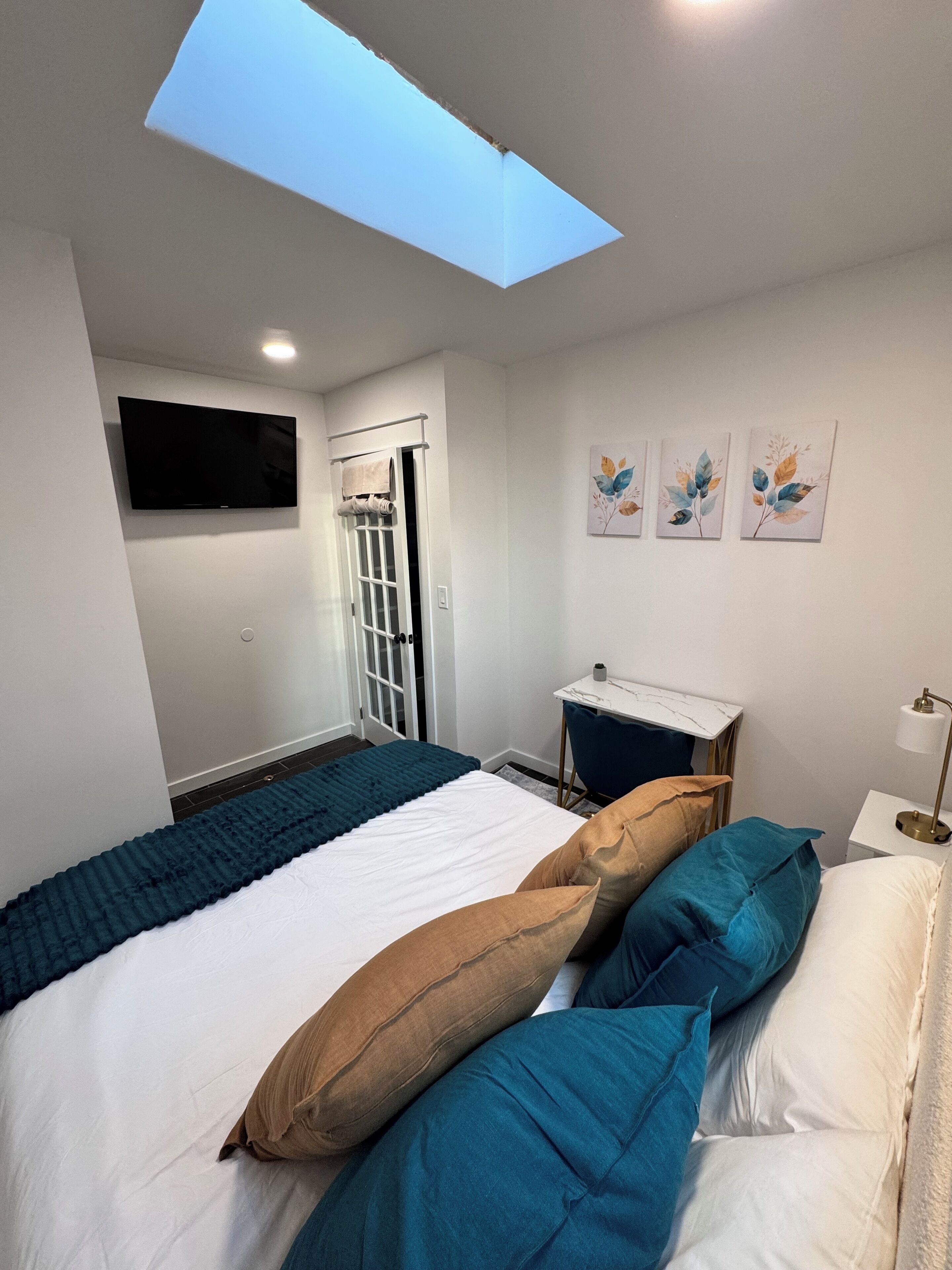 2 slaapkamers, een bureau, een strijkplank/strijkijzer, reisbedje