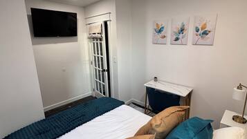 2 slaapkamers, een bureau, een strijkplank/strijkijzer, reisbedje
