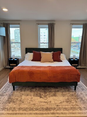 2 bedrooms, desk, iron/ironing board, travel cot - 2-Story Townhome + Driveway + 15 Min to EWR + Easy NYC Access (Jersey City)