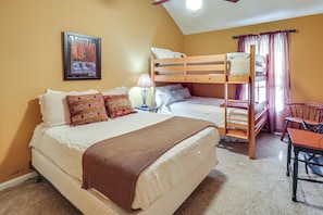 3 bedrooms, iron/ironing board, Internet, bed sheets - 4 Mi to Ole Miss: Game Day Group Getaway! (Oxford)
