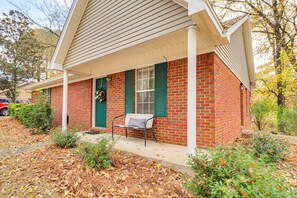 Exterior - 4 Mi to Ole Miss: Game Day Group Getaway! (Oxford)