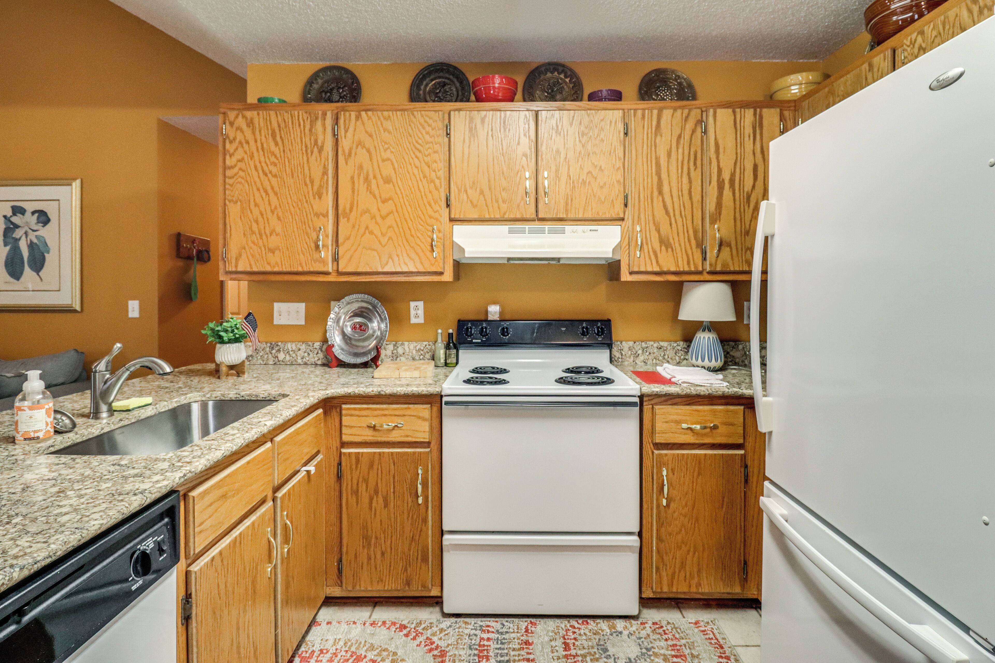 Een koelkast, een microgolfoven, een kookplaat, een vaatwasser