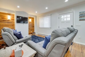 TV - Waterfront Arrowhead Lake Retreat w/ Resort Perks! (Pocono Lake)