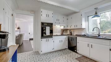 Réfrigérateur, micro-ondes, plaque de cuisson, lave-vaisselle