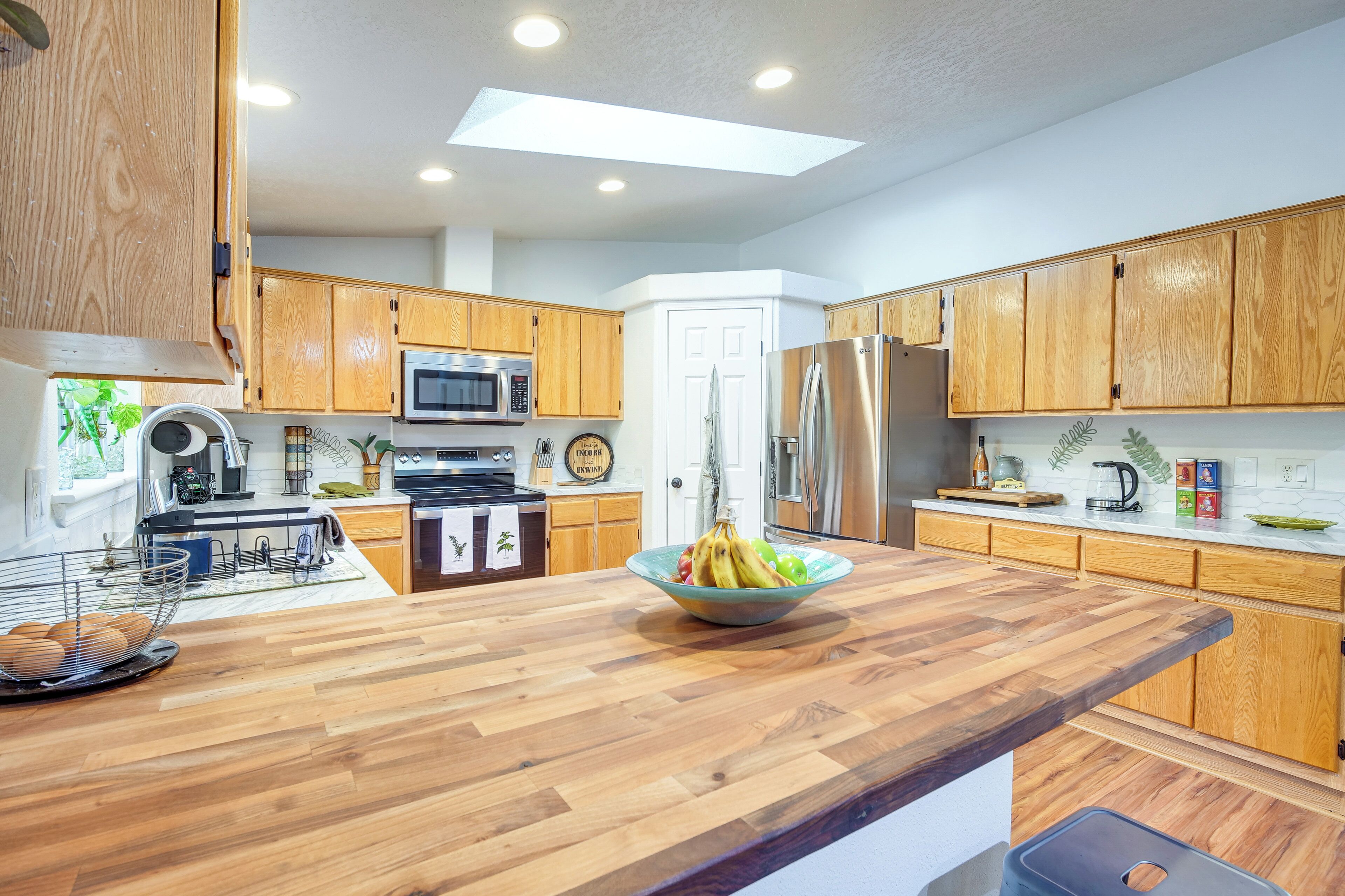 Geladeira, micro-ondas, cooktop, lava-louças