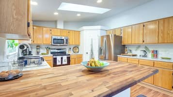Geladeira, micro-ondas, cooktop, lava-louças