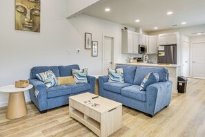 TV, stereo - Great for Travel Nurses: 2BR East Dallas Townhome! (Dallas)