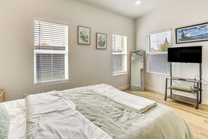 2 bedrooms, iron/ironing board, Internet, bed sheets - Great for Travel Nurses: 2BR East Dallas Townhome! (Dallas)