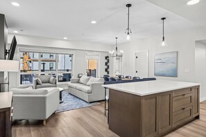 Interior - 3 bedroom + 2 bath -🏔️Rockies Refuge⛰️ heated outdoor pool and hot tub/full gym (Dead Man's Flats)