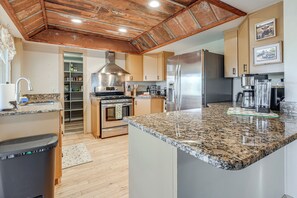 Fridge, microwave, stovetop, dishwasher - Hot Tub & Views! 'Squatch’s Place' in Blairsville (Blairsville)